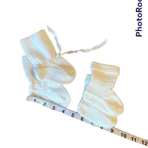 Five Pairs of Baby Booties - Picture 3 of 5